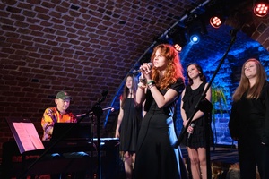 Koncert: Pracownia Piosenki "Na przekór" - Podczas koncertu. Na scenie artyści Pracowni Piosenki.