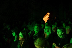 Koncert: Pracownia Piosenki "Na przekór" - Podczas koncertu. Na scenie artyści Pracowni Piosenki.