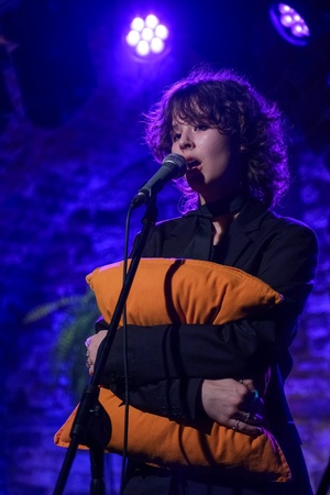 Koncert: Pracownia Piosenki "Na przekór" - Podczas koncertu. Na scenie artyści Pracowni Piosenki.