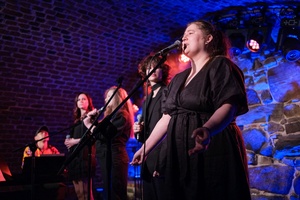 Koncert: Pracownia Piosenki "Na przekór" - Podczas koncertu. Na scenie artyści Pracowni Piosenki.