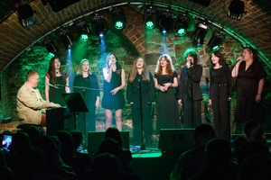 Koncert: Pracownia Piosenki "Na przekór" - Podczas koncertu. Na scenie artyści Pracowni Piosenki.