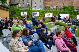 Koncert Chóralne Majówki: Chór Fox Vox - Amfiteatralna publiczność zasłuchana podczas koncertu chóru Fox Vox
