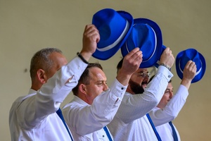 Koncert Chóralne Majówki: Chór Fox Vox - Męska część chóru Fox Vox kłaniająca się publiczności po swoim występie