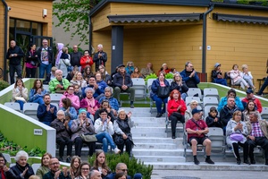 Koncert Chóralne Majówki: Chór Fox Vox - Amfiteatralna publiczność zasłuchana podczas koncertu chóru Fox Vox
