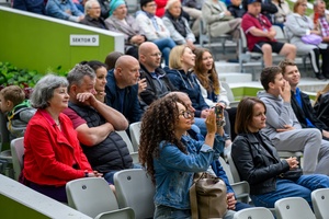 Koncert Chóralne Majówki: Chór Fox Vox - Amfiteatralna publiczność zasłuchana podczas koncertu chóru Fox Vox