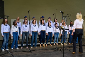 Koncert Chóralne Majówki: Chór Fox Vox - Na amfiteatralnej scenie śpiewający chór Fox Vox