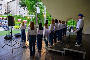 Koncert Chóralne Majówki: Chór Fox Vox - Na amfiteatralnej scenie śpiewający chór Fox Vox