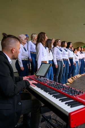Koncert Chóralne Majówki: Chór Fox Vox - Na amfiteatralnej scenie śpiewający chór Fox Vox i akompaniujący mu pianista Piotr Niedojadło