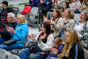 Koncert Chóralne Majówki: Chór Fox Vox - Publiczność nagradzająca brawami występ chóru Fox Vox