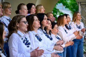 Koncert Chóralne Majówki: Chór Fox Vox - Na amfiteatralnej scenie śpiewający chór Fox Vox