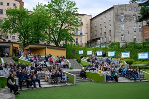 Koncert Chóralne Majówki: Chór Fox Vox - Amfiteatralna publiczność zasłuchana podczas koncertu chóru Fox Vox