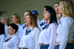 Koncert Chóralne Majówki: Chór Fox Vox - Na amfiteatralnej scenie śpiewający chór Fox Vox