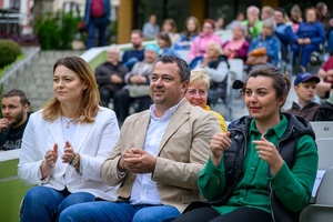 Koncert Chóralne Majówki: Chór Fox Vox - Publiczność nagradzająca brawami występ chóru Fox Vox