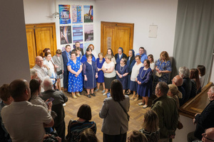 Wernisaże dzień po dniu: Ewa Serafińska / Jerzy Bergander - Publiczność oraz autorzy wystawy podczas przemowy Tomasza Sobczaka - Honorowego Prezesa Tarnowskiego Towarzystwa Fotograficznego