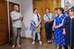 Wernisaże dzień po dniu: Ewa Serafińska / Jerzy Bergander - Prezes Honorowy Tarnowskiego Towarzystwa Fotograficznego - Tomasz Sobczak przemawiający do publiczności podczas wernisażu