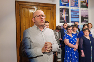 Wernisaże dzień po dniu: Ewa Serafińska / Jerzy Bergander - Prezes Honorowy Tarnowskiego Towarzystwa Fotograficznego - Tomasz Sobczak przemawiający do publiczności podczas wernisażu