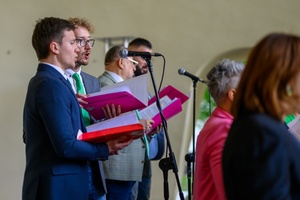 Koncert Chóralne Majówki: Chór SOLski - Na amfiteatralnej scenie śpiewający Chór SOLski