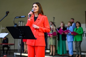 Koncert Chóralne Majówki: Chór SOLski - Na scenie dyrygentka Chóru SOLski Weronika Gajewska zwracająca się do publiczności