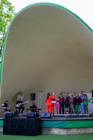 Koncert Chóralne Majówki: Chór SOLski - Na amfiteatralnej scenie Chór SOLski z akompaniującym muzycznym trio