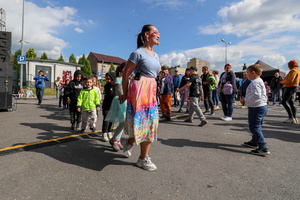 Święto Grabówki - Zabawa najmłodszych przed sceną podczas występu Ewy Judasz-Jakubiak E-Muz