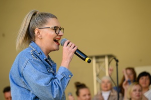 Koncert Chóralne Majówki: Chór GOS.pl - Na scenie śpiewająca solistka Chóru GOS.pl Katarzyna Kalita