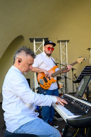 Koncert Chóralne Majówki: Chór GOS.pl - Na scenie muzycy akompaniujący Chórowi GOS.pl. Od lewej: kierownik muzyczny i pianista Bartłomiej Szułakiewicz i basista Grzegorz Nosek