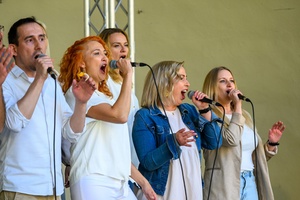 Koncert Chóralne Majówki: Chór GOS.pl - Na scenie śpiewające chórzystki i chórzyści