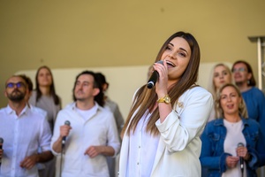 Koncert Chóralne Majówki: Chór GOS.pl - Na scenie śpiewająca solistka Chóru GOS.pl Monika Płaneta