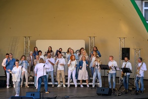 Koncert Chóralne Majówki: Chór GOS.pl - Na scenie śpiewający Chór GOS.pl