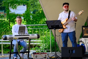 Koncert Chóralne Majówki: Chór GOS.pl - Na scenie muzycy akompaniujący Chórowi GOS.pl. Od lewej: kierownik muzyczny i pianista Bartłomiej Szułakiewicz i basista Grzegorz Nosek