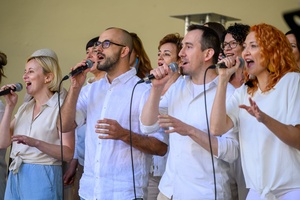 Koncert Chóralne Majówki: Chór GOS.pl - Na scenie śpiewające chórzystki i chórzyści