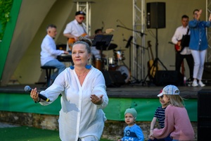 Koncert Chóralne Majówki: Chór GOS.pl - Solistka Chóru GOS.pl Iwona Solarz aktywizująca publiczność do zabawy