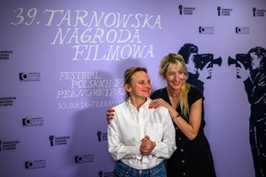 39. TNF - Dzień 1 (30.05.2025) - Producentki filmu "Simona Kossak" Agata Szymańska, Magdalena Kamińska przed ścianką 39. TNF w hallu kina