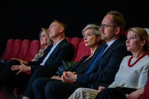 39. TNF - Dzień 1 (30.05.2025) - Od prawej: Małgorzata Mękal - przewodnicząca Rady Miasta, Jakub Kwaśny - prezydent Tarnowa, Agnieszka Kawa - v-ce prezydent Tarnowa, Tomasz Kapturkiewicz - dyr. TCK, Dominika Dąbek - zastępca dyr. TCK siedzący w pierwszym rzędzie w sali Marzenia podczas przedstawiania programu festiwalu przez Kubę Armatę - dyr. artystycznego TNF