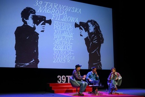 39. TNF - Dzień 2 (31.05.2025) - Na scenie od prawej: aktorka Agnieszka Dulęba-Kasz, reżyser Michał Grzybowski i prowadzący spotkanie Ryszard Jaźwiński po projekcji "Sezonów"