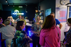 39. TNF - Dzień 2 (31.05.2025) - Festiwalowa publiczność w hallu kina przed projekcją "Sezonów"
