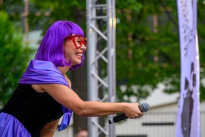 39. TNF: Dzień 3 (1.06.2025) - Śpiewająca Anna Podkościelna-Cyz w interakcji z dziećmi w Amfiteatrze Letnim