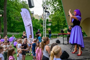 39. TNF: Dzień 3 (1.06.2025) - Najmłodsi widzowie uczestniczący w śpiewających zabawach przed spektaklem "Pan Doremi" w Amfiteatrze Letnim