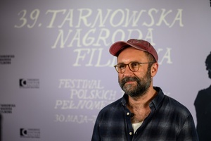 39. TNF: Dzień 3 (1.06.2025) - W hallu kina producent "Dziewczyny z igłą" Mariusz Włodarski na tle ścianki 39. TNF