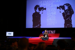 39. TNF: Dzień 3 (1.06.2025) - Na scenie kinowej Olga Chajdas z psem Nioki odpowiadająca na pytania młodych widzów z sali po projekcji filmu "Dziadku, wiejemy!"