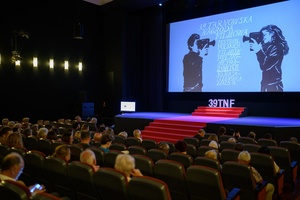 39. TNF: Dzień 3 (1.06.2025) - Festiwalowicze w w sali kinowej w oczekiwaniu na projekcję konkursową "Dziewczyny z igłą"