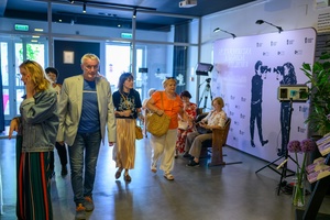 39. TNF: Dzień 3 (1.06.2025) - Festiwalowicze w hallu kina przybywający na projekcję konkursową "Dziewczyny z igłą"