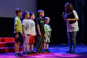 39. TNF: Dzień 4 (2.06.2025) - Najmłodsi festiwalowicze w sali kinowej podczas zabaw i animacji przed projekcją Filmów Młodego Widza