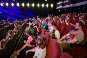 39. TNF: Dzień 4 (2.06.2025) - Najmłodsi festiwalowicze w sali kinowej przed projekcją Filmów Młodego Widza