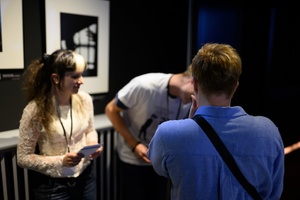 39. TNF: Dzień 4 (2.06.2025) - W hallu kina wolontariusze wpuszczający widzów do sali kinowej