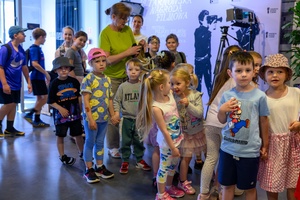 39. TNF: Dzień 4 (2.06.2025) - W hallu Marzenia najmłodsi widzowie przed pierwszą projekcją konkursową Filmów Młodego Widza