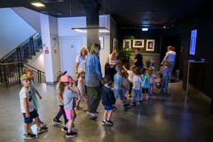 39. TNF: Dzień 4 (2.06.2025) - W hallu Marzenia najmłodsi widzowie przed pierwszą projekcją konkursową Filmów Młodego Widza