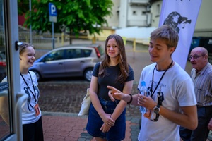 39. TNF: Dzień 4 (2.06.2025) - Wolontariusze 39. TNF przed wejściem do kina