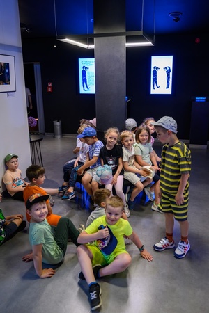 39. TNF: Dzień 4 (2.06.2025) - W hallu Marzenia najmłodsi widzowie przed pierwszą projekcją konkursową Filmów Młodego Widza