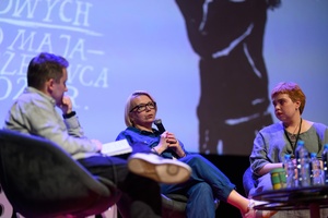 39. TNF: Dzień 4 (2.06.2025) - Na scenie Marzenia Kuba Armata prowadzący spotkanie z reżyserką Małgorzatą Imielską, Gosia, główna bohaterka filmu "Posłuchaj, co ci chcę powiedzieć" i jej mamą